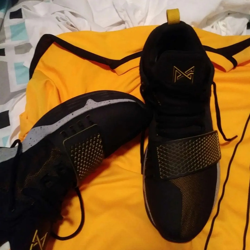 NIKE SIZE 11.5